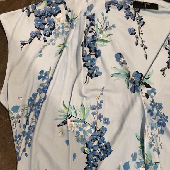 NEW Tahari Blouse Floral Short Sleeve - Picture 2 of 7